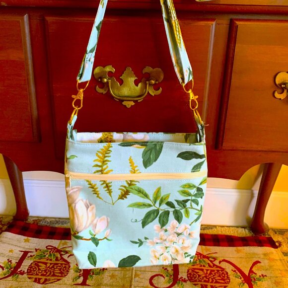Handmade Cotton Crossbody Bag with Lining and Zippered Closure - Picture 4 of 10